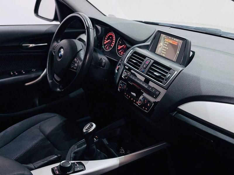 Begagnad BMW 118 Advantage 136 HK (100 kW) 2017 Svart Halvkombi