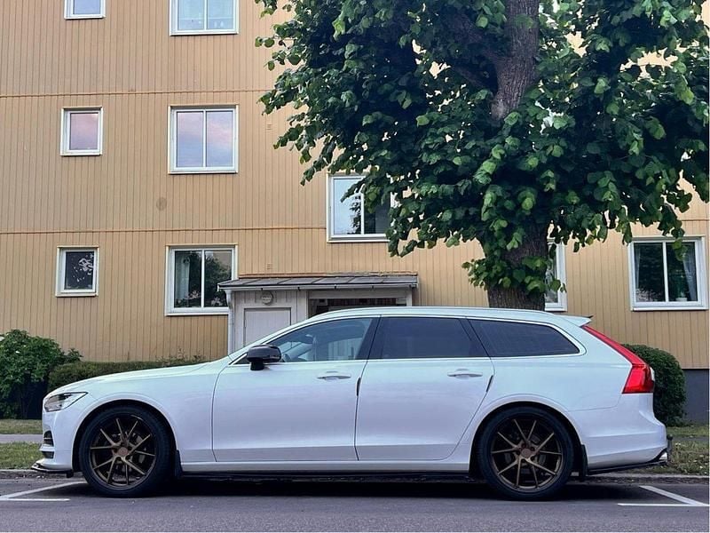 Vit Begagnad 2018 Volvo V90 Momentum Kombi | 275 000 kr (Dyr) - Bild 1/4