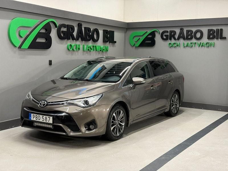 Mörkgrå (grå) Begagnad 2016 Toyota Avensis Active Kombi | 149 900 kr (Marknadspris) - Bild 1/4