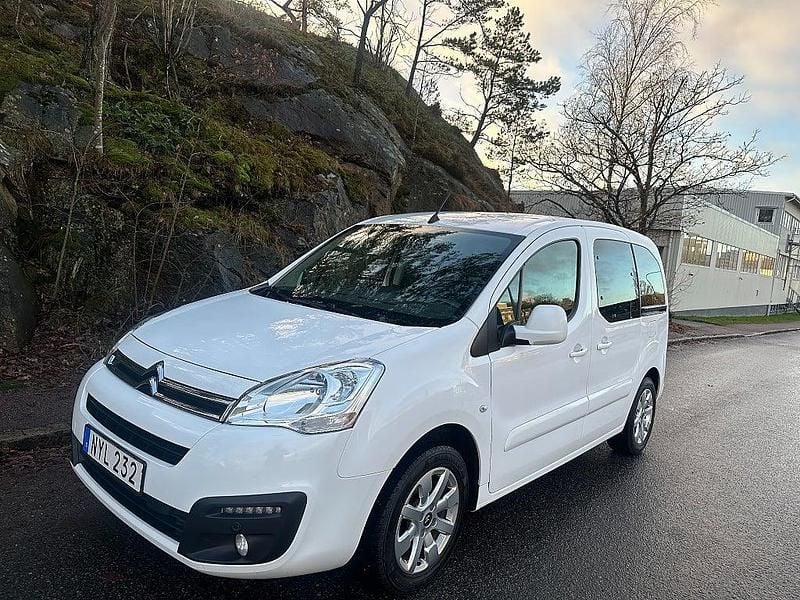 Vit Begagnad 2018 Citroën Berlingo PureTech Minibuss | 109 900 kr - Bild 1/4