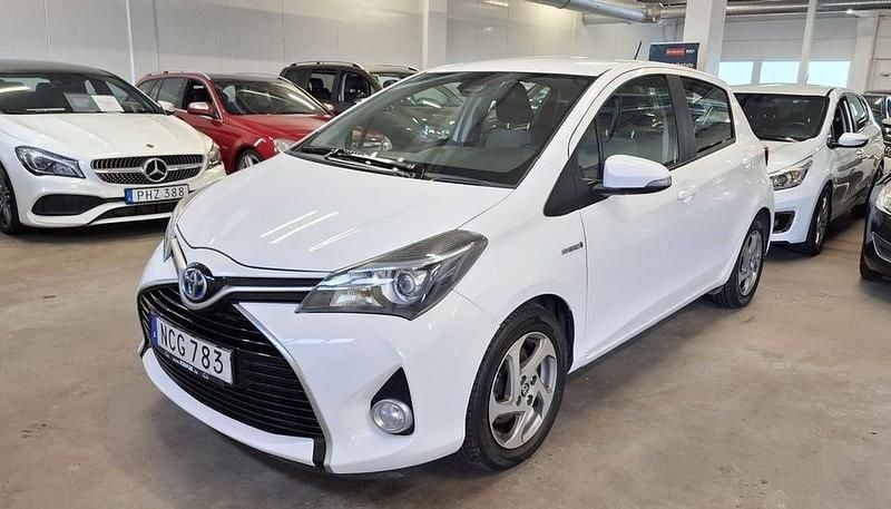 Vit Begagnad 2016 Toyota Yaris Hybrid Active Halvkombi | 125 000 kr (Marknadspris) - Bild 1/3
