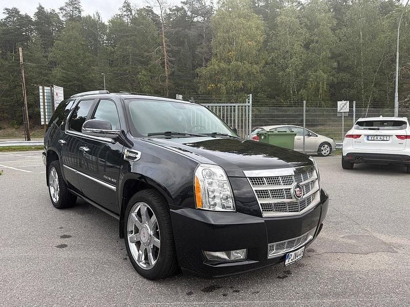 Svart Begagnad 2011 Cadillac Escalade SUV | 199 900 kr - Bild 1/4