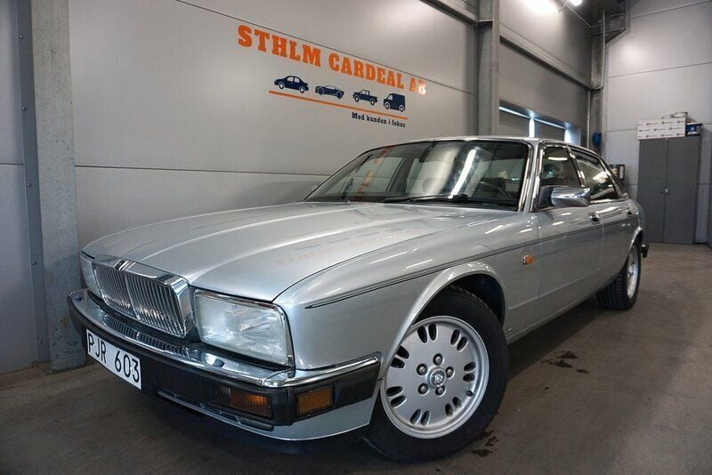 Ljusgrå Begagnad 1993 Jaguar XJ Sovereign Sedan | 169 900 kr - Bild 1/4