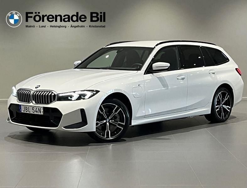 Vit (alpinvit ) Ny 2025 BMW 330e M Sport Kombi | 625 900 kr (Superpris) - Bild 1/4