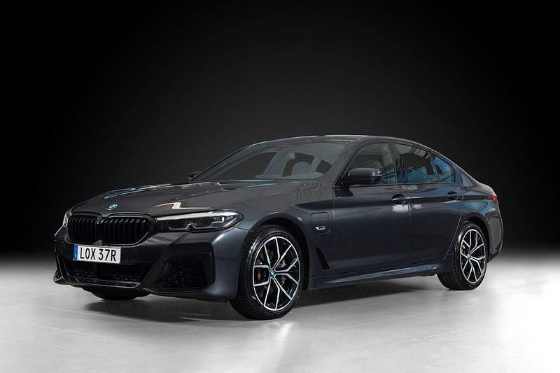Sophistogrå metallic Begagnad 2023 BMW 530 M Sport Sedan | 449 000 kr - Bild 1/4
