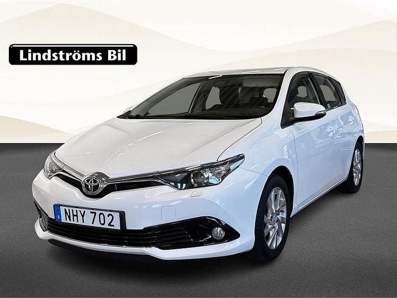 Vit Begagnad 2016 Toyota Auris Active Halvkombi | 139 900 kr (Marknadspris) - Bild 1/3