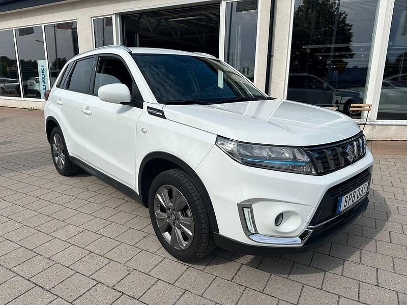 Vit Begagnad 2021 Suzuki Vitara SUV | 239 000 kr (Marknadspris) - Bild 1/4