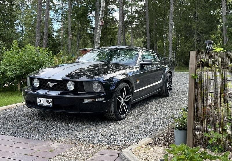 Svart Begagnad 2005 Ford Mustang GT Sportkupé | 160 000 kr (Marknadspris) - Bild 1/4