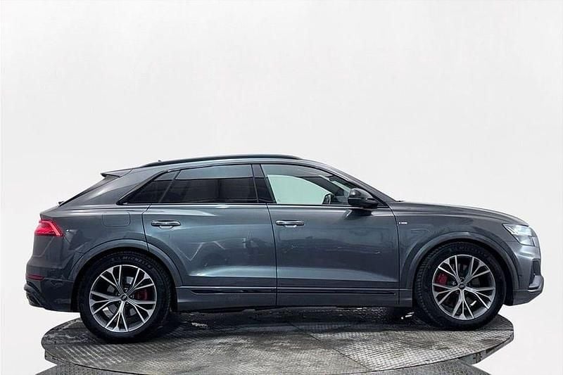 Grå Begagnad 2023 Audi Q8 S-Line SUV | 529 900 kr (Bra pris) - Bild 1/3