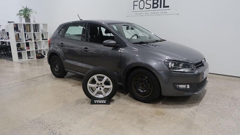 Mörkgrå Begagnad 2013 VW Polo Halvkombi | 84 900 kr (Marknadspris) - Bild 1/3