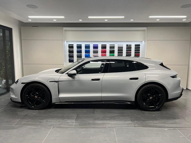 Ny Porsche Taycan 4S Sport Turismo 400 kW (544 HK) 2025 Röd Sedan