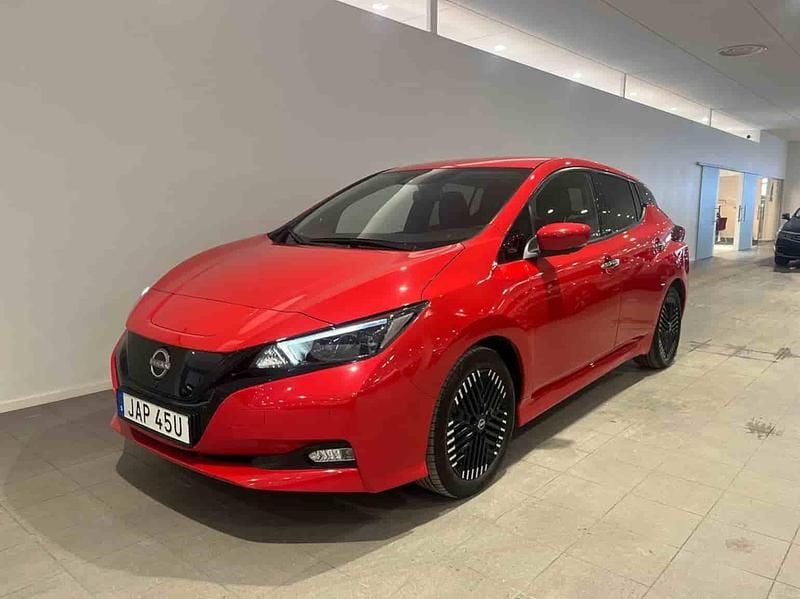 Röd Begagnad 2023 Nissan Leaf Halvkombi | 179 000 kr - Bild 1/1