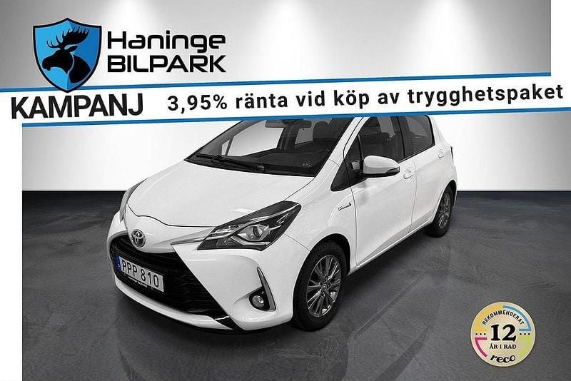 Vit Begagnad 2018 Toyota Yaris Hybrid Active Halvkombi | 99 900 kr (Marknadspris) - Bild 1/2