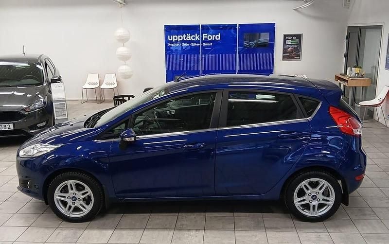 Begagnad Ford Fiesta Titanium 80 HK (58 kW) 2014 Deep impact blue met Halvkombi