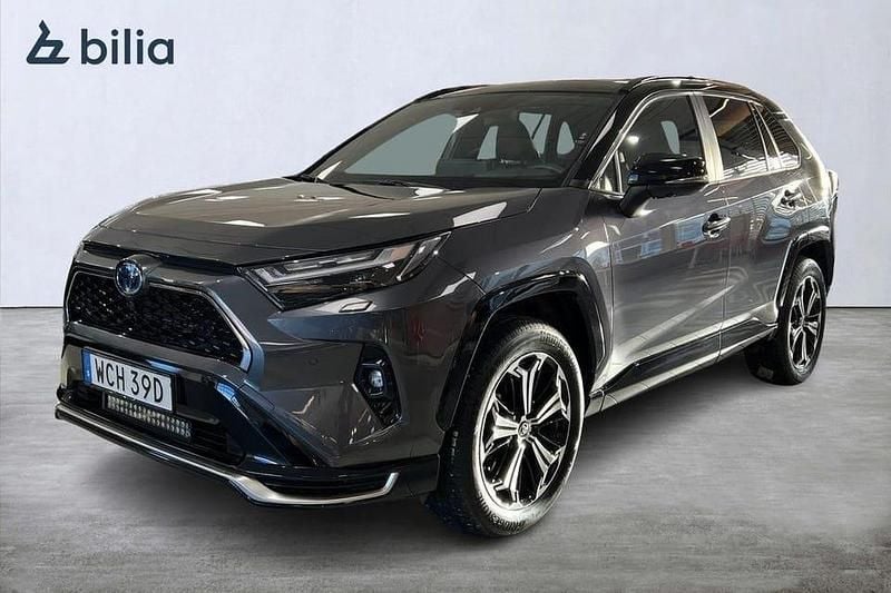 Grå Begagnad 2025 Toyota RAV4 Style SUV | 589 900 kr (Marknadspris) - Bild 1/3