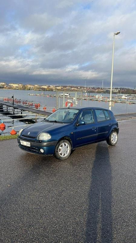 Blå Begagnad 2000 Renault Clio II Halvkombi | 20 999 kr (Marknadspris) - Bild 1/4