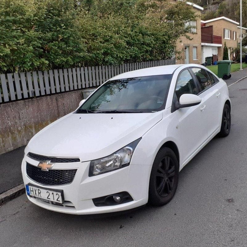 Vit Begagnad 2012 Chevrolet Cruze Sedan | 39 000 kr (Bra pris) - Bild 1/4