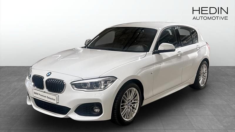 Vit (white) Begagnad 2018 BMW 118 M Sport Halvkombi | 192 700 kr (Marknadspris) - Bild 1/4