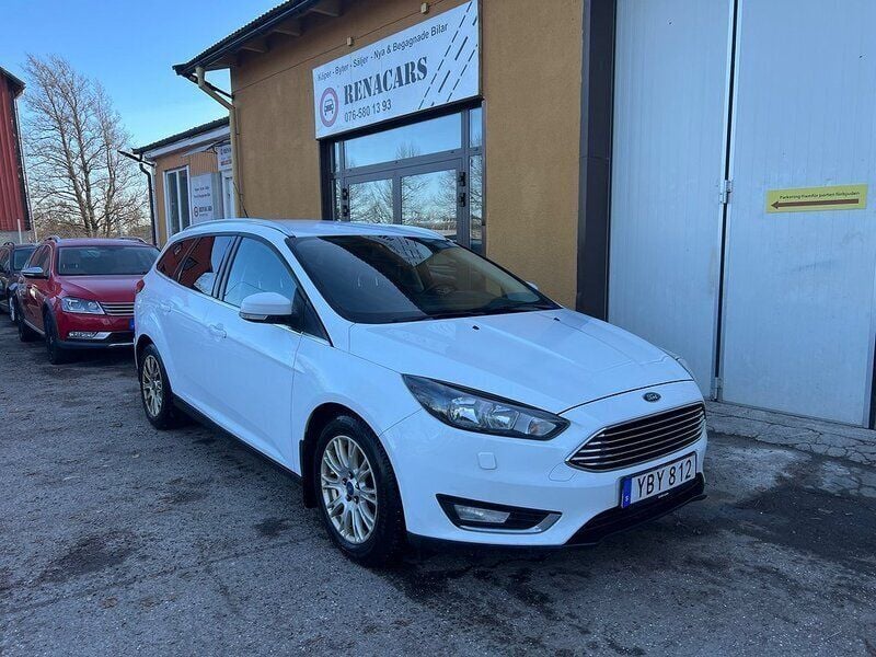 Vit Begagnad 2016 Ford Focus Kombi | 64 900 kr (Marknadspris) - Bild 1/4