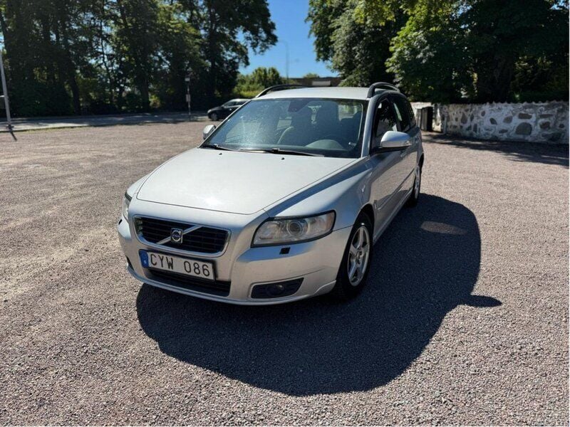 Grå Begagnad 2010 Volvo V50 Momentum Kombi | 28 000 kr (Bra pris) - Bild 1/4
