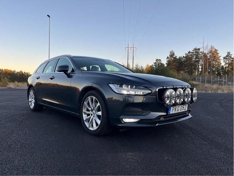 Grå Begagnad 2018 Volvo V90 Momentum Kombi | 179 000 kr (Marknadspris) - Bild 1/4