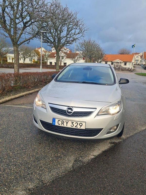 Grå Begagnad 2010 Opel Astra Halvkombi | 32 000 kr (Lite dyr) - Bild 1/4