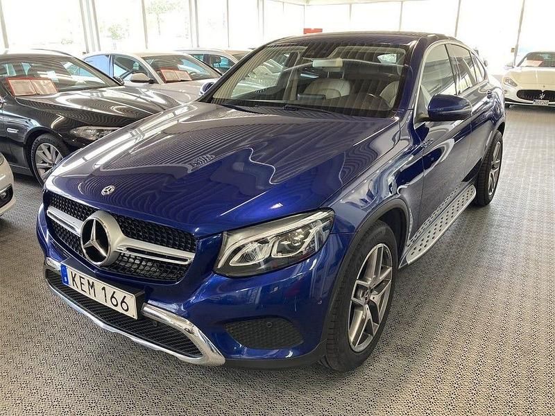 Blå (blå metallic) Begagnad 2018 Mercedes GLC220 Sportkupé | 359 900 kr (Dyr) - Bild 1/4