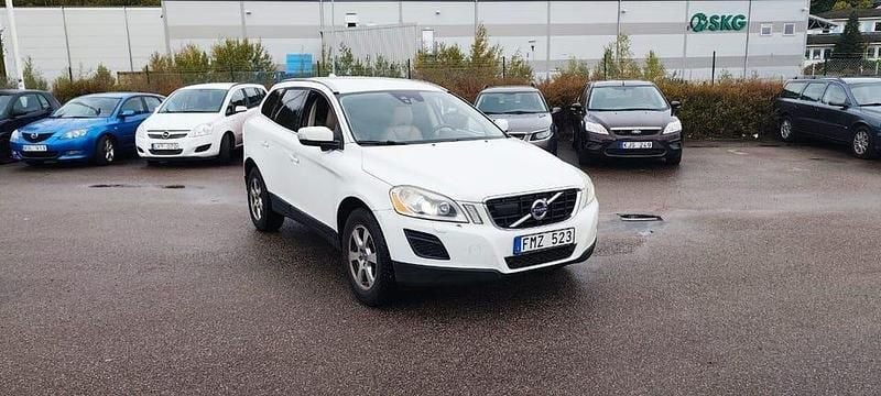 Vit Begagnad 2012 Volvo XC60 SUV | 74 900 kr (Bra pris) - Bild 1/4