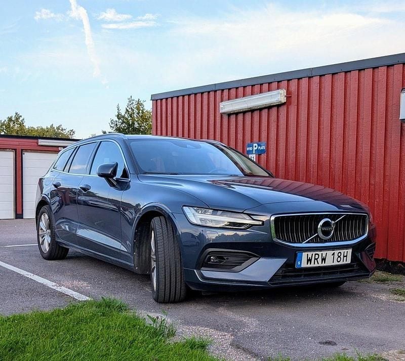 Blå Begagnad 2021 Volvo V60 Momentum Kombi | 325 000 kr (Lite dyr) - Bild 1/4