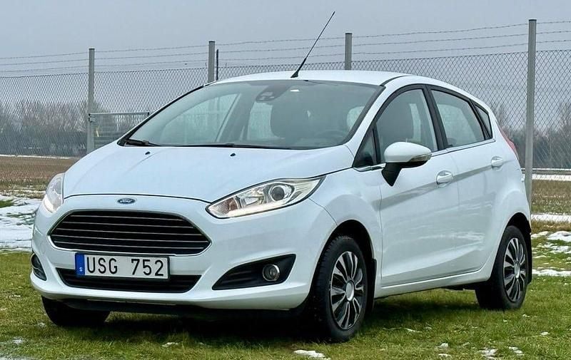 Vit Begagnad 2013 Ford Fiesta Titanium Halvkombi | 58 500 kr (Marknadspris) - Bild 1/4