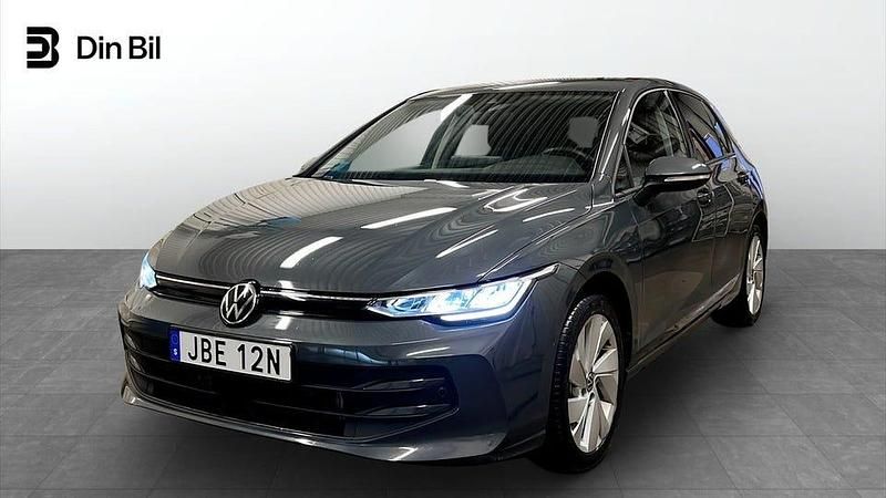 Grå Begagnad 2025 VW Golf VIII Life Halvkombi | 289 900 kr (Bra pris) - Bild 1/4