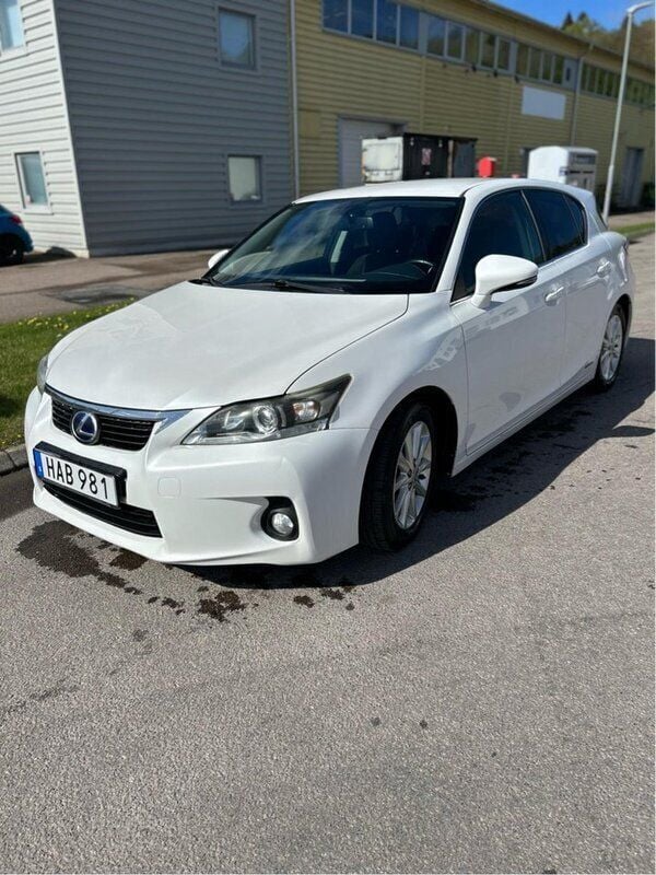 Vit Begagnad 2012 Lexus CT200h Halvkombi | 95 000 kr (Marknadspris) - Bild 1/4