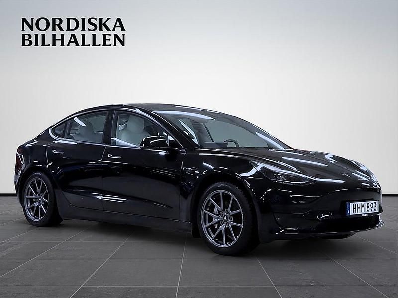 Svart Begagnad 2021 Tesla Model 3 Standard Range Plus Sedan | 259 795 kr (Marknadspris) - Bild 1/4