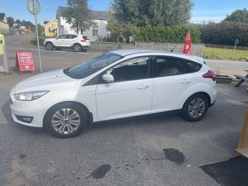Vit Begagnad 2015 Ford Focus Trend Halvkombi | 79 000 kr (Lite dyr) - Bild 1/4