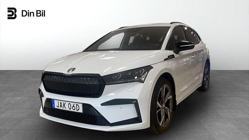 Vit Begagnad 2023 Skoda Enyaq iV SportLine SUV | 449 900 kr (Marknadspris) - Bild 1/4