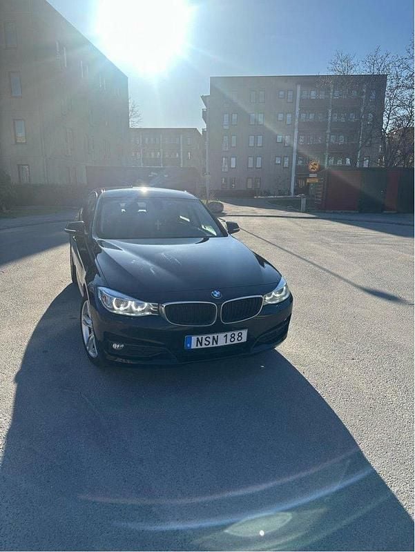 Svart Begagnad 2015 BMW 320 Gran Turismo Halvkombi | 110 000 kr (Marknadspris) - Bild 1/4