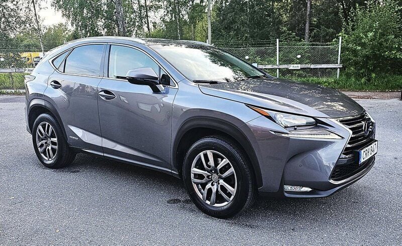 Grå Begagnad 2017 Lexus NX300h Executive Line SUV | 209 900 kr (Marknadspris) - Bild 1/4