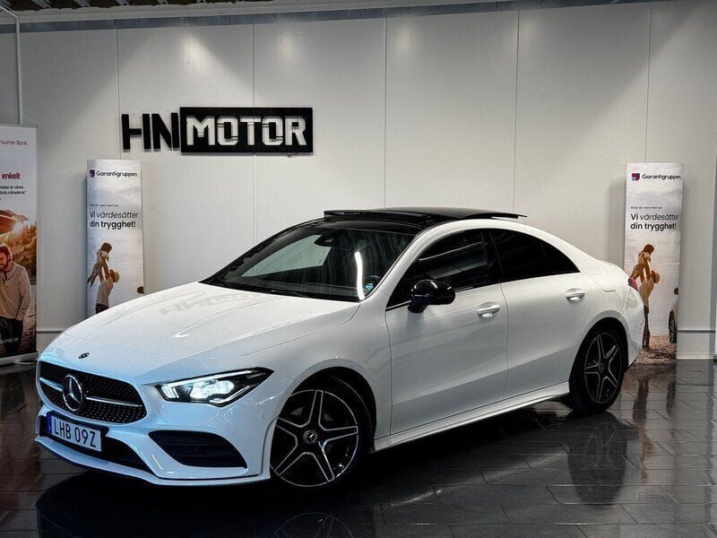 Vit Begagnad 2019 Mercedes CLA180 AMG Sedan | 309 900 kr (Marknadspris) - Bild 1/4