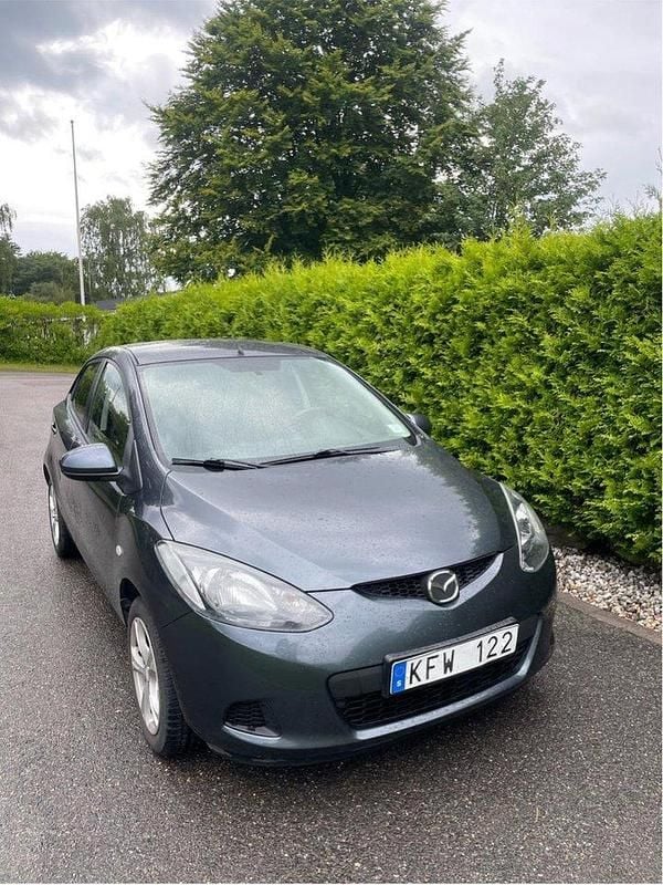 Grå Begagnad 2009 Mazda 2 Halvkombi | 39 000 kr (Marknadspris) - Bild 1/4