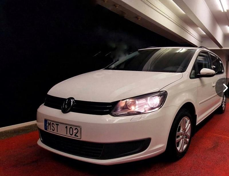 Vit Begagnad 2012 VW Touran Minibuss | 85 000 kr (Marknadspris) - Bild 1/4