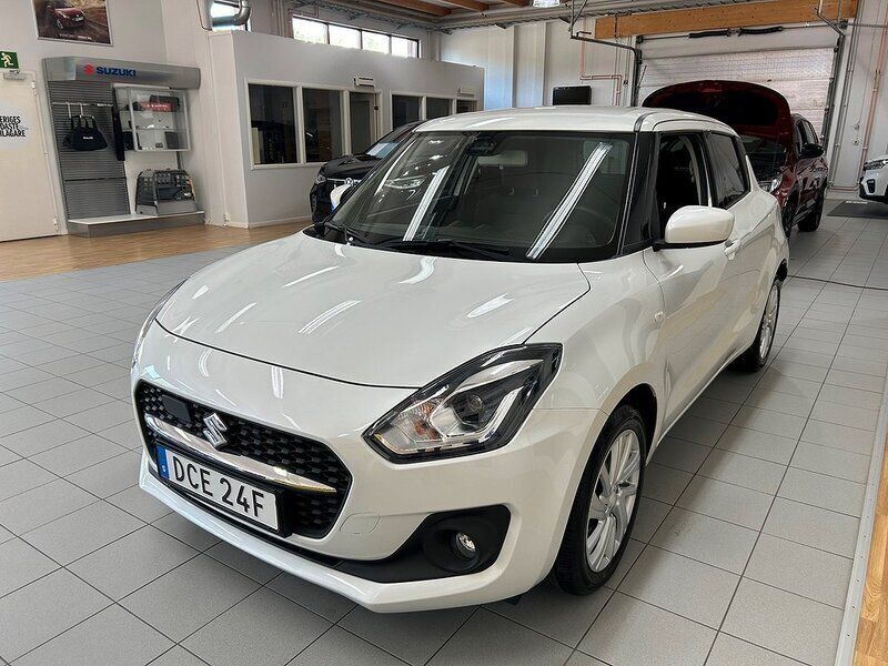 Vit (pärlemorvit) Begagnad 2022 Suzuki Swift Halvkombi | 184 500 kr (Bra pris) - Bild 1/1