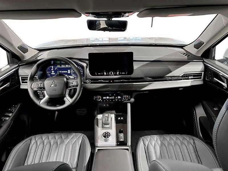 Ny Mitsubishi Outlander P-HEV Instyle 136 HK (100 kW) 2025 Vit SUV
