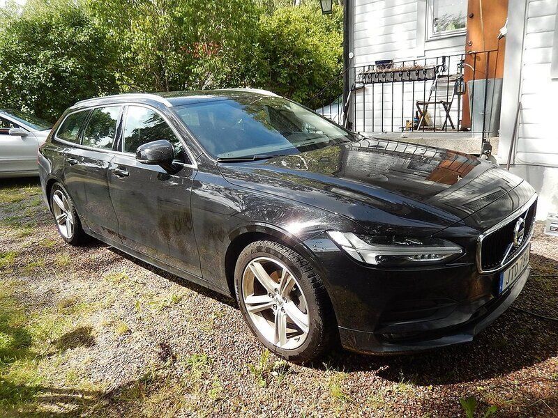 Svart (svartmetallic) Begagnad 2018 Volvo V90 Momentum Kombi | 258 500 kr (Dyr) - Bild 1/4