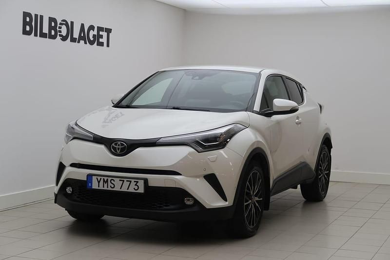 Vit Begagnad 2017 Toyota C-HR Executive SUV | 169 000 kr (Marknadspris) - Bild 1/4
