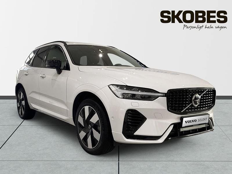 Vit Begagnad 2025 Volvo XC60 Plus SUV | 579 900 kr (Lite dyr) - Bild 1/3