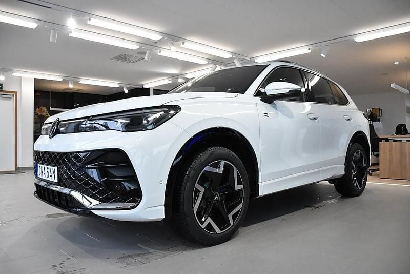 Begagnad VW Tiguan R-line 200 HK (147 kW) 2024 Vit SUV