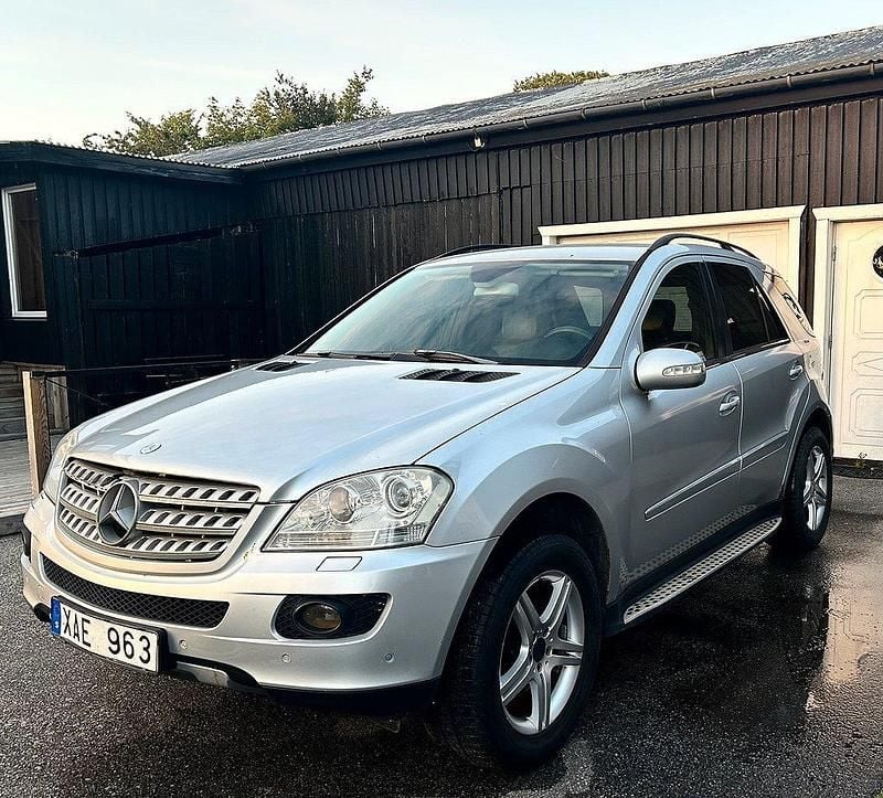 Silver Begagnad 2005 Mercedes ML320 SUV | 44 900 kr (Marknadspris) - Bild 1/4