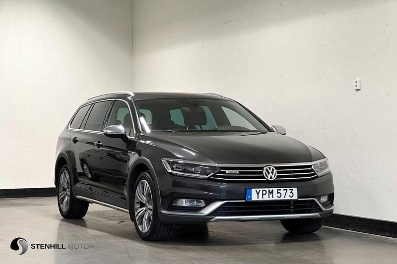 Mörkgrå (grå metallic) Begagnad 2018 VW Passat Alltrack SE Kombi | 199 900 kr (Marknadspris) - Bild 1/4
