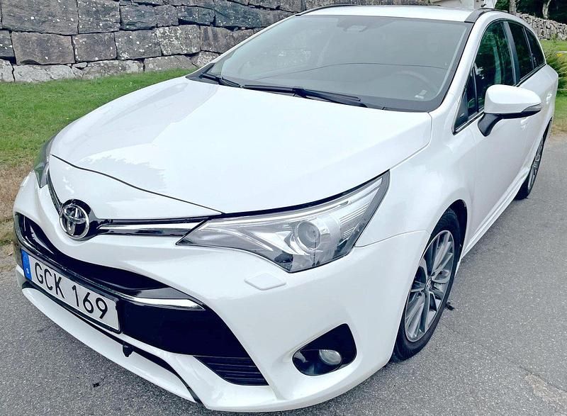 Vit Begagnad 2015 Toyota Avensis Active Kombi | 138 000 kr (Marknadspris) - Bild 1/4