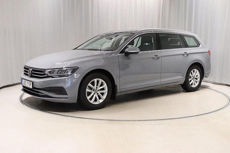 Grå Begagnad 2023 VW Passat Business Kombi | 284 900 kr (Marknadspris) - Bild 1/4